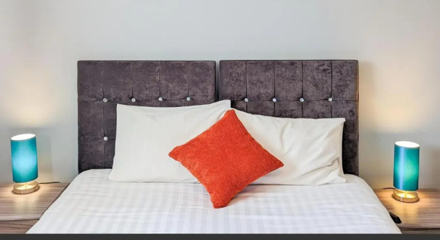 Коттедж 5 Bedroom Contractor House with Free Parking and Free WiFi - Outfield Homes by Your Lettings Peterborough