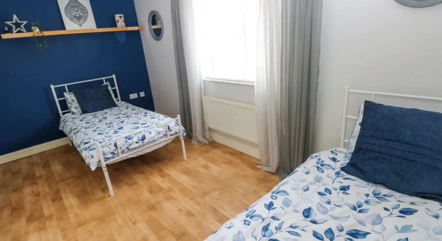 Alban Road, Забронировать Дом для отпуска Лланелли Полуостров Гоуэр, рядом с The Ffwrnes Theatre