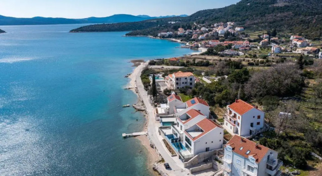 Апартаменты с 3 комнатами с балконом и с видом на море Apartment Bobić
