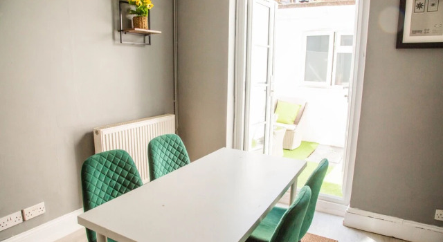 Stunning 3-bed House in Brighton, Забронировать Отель Отели Исторического графства Суссекса с парковкой, Парковка