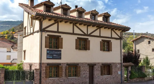 Коттедж Casa Fresneda Jardín río y parque infantil frente a la casa