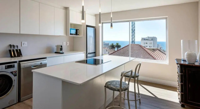 Bantry Bay - Stunning New 2 bed with ocean views, Забронировать Отель Отели Cape Peninsula с парковкой, Парковка
