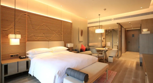 Двухместный номер Deluxe с балконом и с частичным видом на море Shenzhen Marriott Hotel Golden Bay