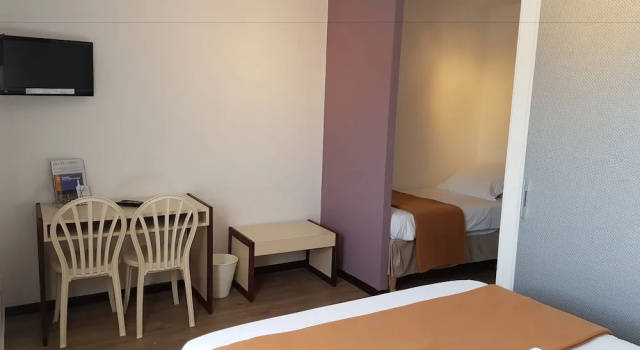 Трёхместный семейный номер Standard с видом на бассейн Hôtel Les Gabarres