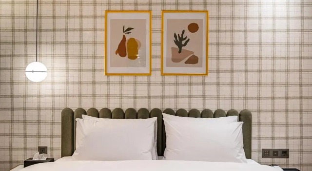 Brown-dot Hotel Signature
