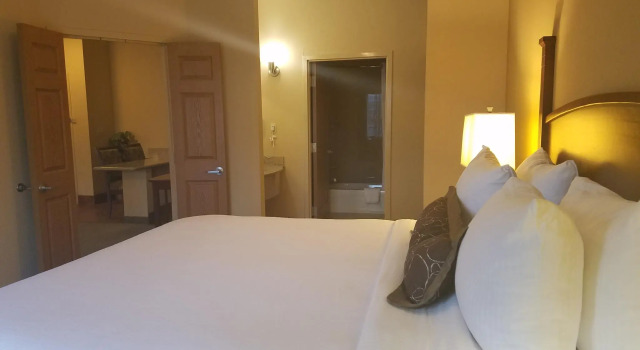 Четырёхместный люкс с 2 комнатами Staybridge Suites Rogers - Bentonville by IHG
