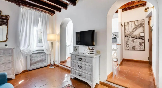 White Coronari Apartment