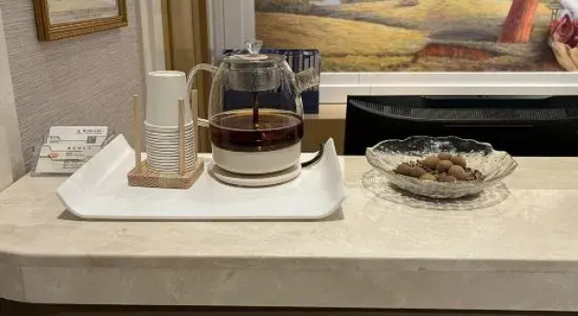 Vienna Hotel ( ： Guiyang Yitian Holiday Shopping Mall – Dayingpo Metro Station Store)