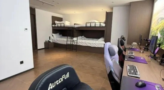 Кровать в общем номере Alien E-Sports Hotel
