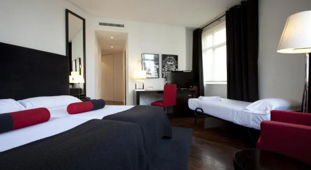 Трёхместный room Standard Отель Quatro Puerta Del Sol