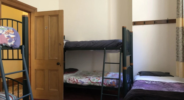 Кровать в общем номере (женский номер) Empire Hotel Backpackers