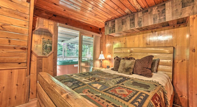 A-frame Gatlinburg Cabin w/ Deck & Private Hot Tub