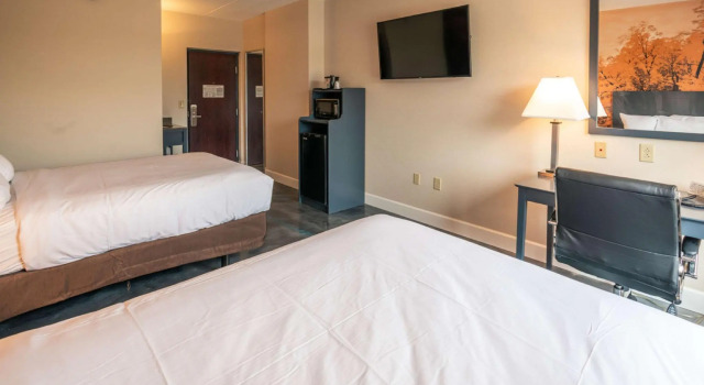 Четырёхместный номер Standard Oakfield Hotel & Suites Rochester, an Ascend Collection Hotel