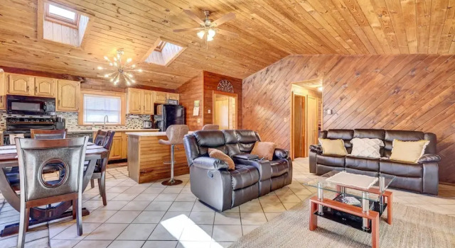 Pocono Vacation Rental With Game Room!, Buchen Sie Ferienhaus Tobyhanna 
