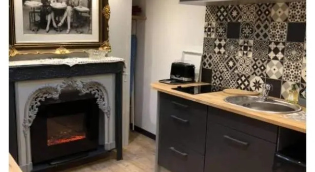 Appartement romantique parisien, baignoire rétro au pied du lit
