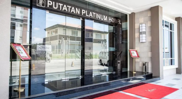 Кровать в общем номере Putatan Platinum Hotel