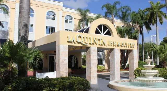 Кровать в общем номере La Quinta by Wyndham Coral Springs South