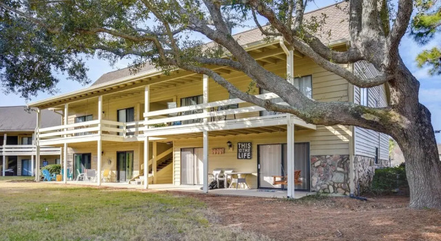 Bright Miramar Beach Condo - Walk to Beach!, Rezerwuj Apartament Hotele w Emerald Coast z parkingiem, Parking