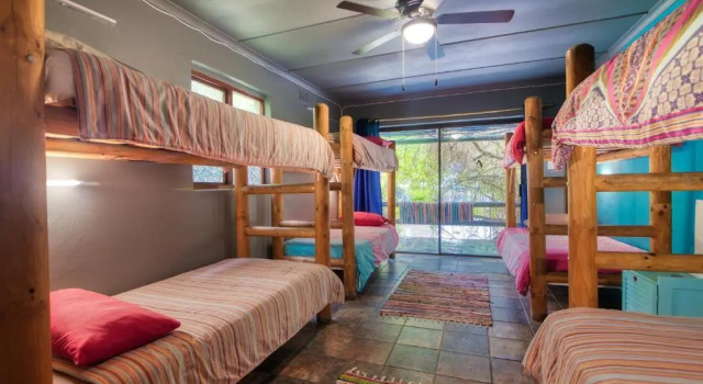 Кровать в общем номере Cape Agulhas BACKPACKERS