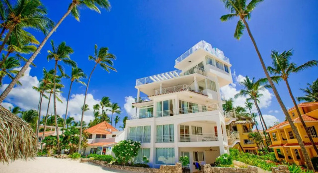 Incredible 4BR Beachfront Penthouse with Ocean View, Prenota Hotel Bávaro Punta Cana