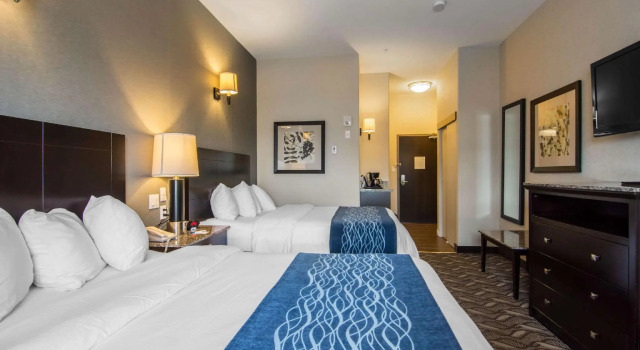 Четырёхместный номер Standard Comfort Inn & Suites Fort Saskatchewan
