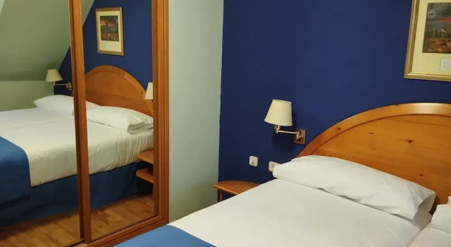 Двухместный номер Standard с балконом и с видом на горы Hotel Covaleda Soria