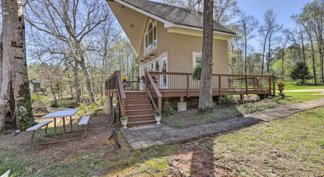 Коттедж Cozy Creekside Cabin w/ Grill: Fish & Explore!