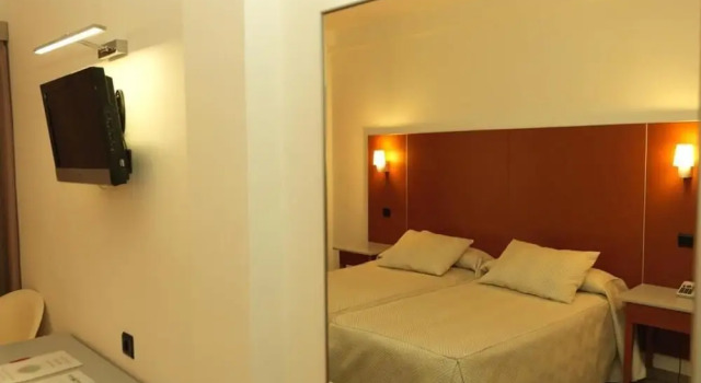 Двухместный номер Superior с балконом Hotel Oasis Plaza