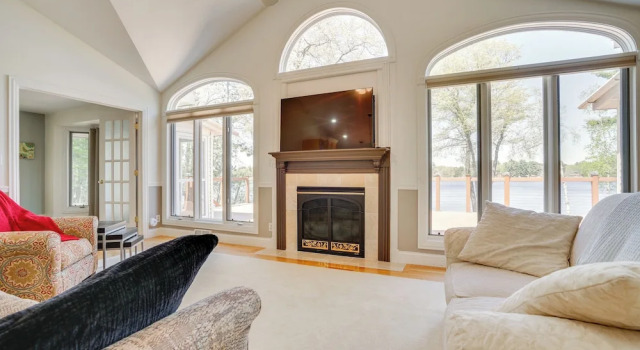 Коттедж Spacious Lakefront New Auburn Home w/ Sunroom
