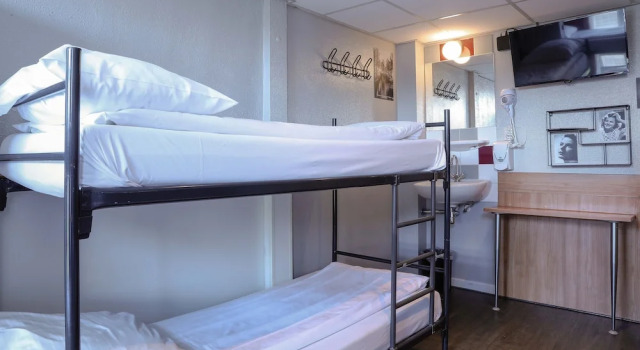 Кровать в общем номере Hotel Jesse