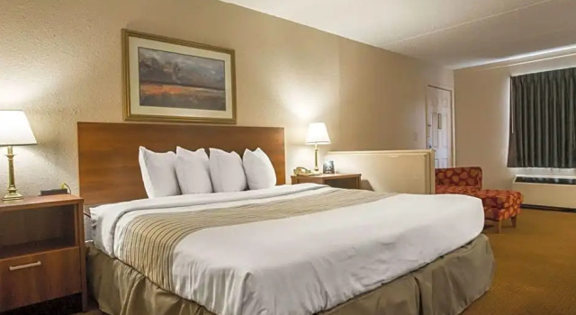 Двухместный люкс Econo Lodge Inn & Suites Columbus near Fort Benning