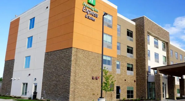 Кровать в общем номере Holiday Inn Express & Suites Omaha - Millard Area by IHG