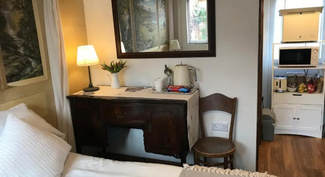 Апартаменты Cute self-contained guest room with ensuite and private decked porch in Glastonbury