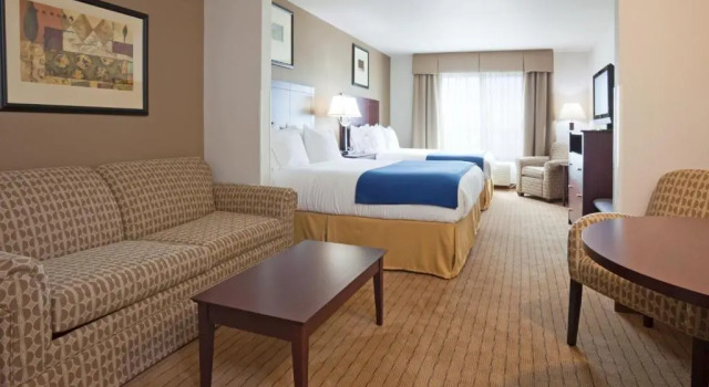 Четырёхместный люкс Holiday Inn Express Hotel & Suites Antigo by IHG