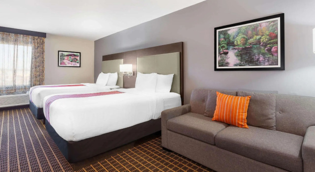 Четырёхместный номер Executive La Quinta by Wyndham Rockford