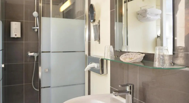 Трёхместный номер Standard Logis Hôtel Restaurant Le Puits Doré