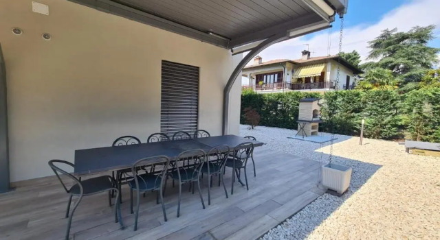 Коттедж с 5 комнатами Villa Family Colico With Pool