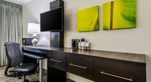 Четырёхместный номер Standard с красивым видом из окна Oasis Hotel and Conv Center, an Ascend Collection Hotel