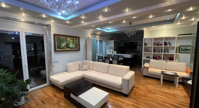 Luxury Rooftop Apartament, Rezervasyon Daire Fier otoparklı oteller, Otopark