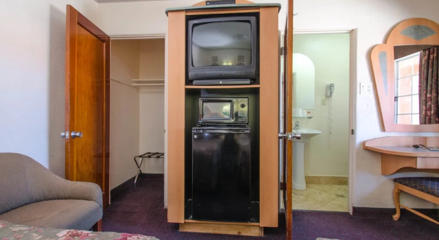 Двухместный номер Standard c 1 комнатой Economy Inn Los Banos