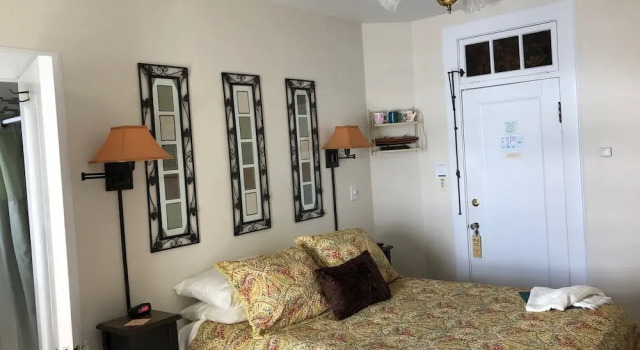 Номер Standard с балконом и с видом на озеро Lake George Boathouse Waterfront Lodging