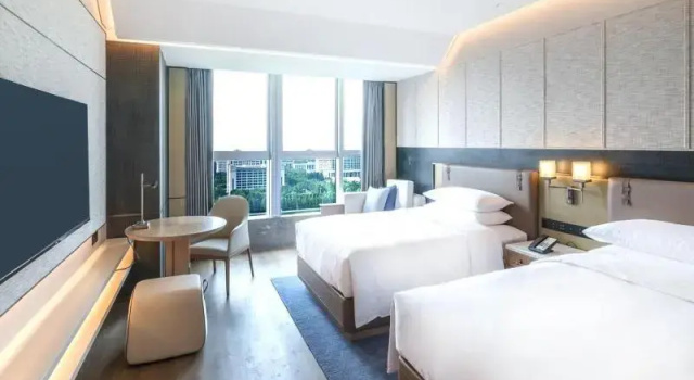 Четырёхместный номер Deluxe с видом на озеро Luoyang Marriott Hotel