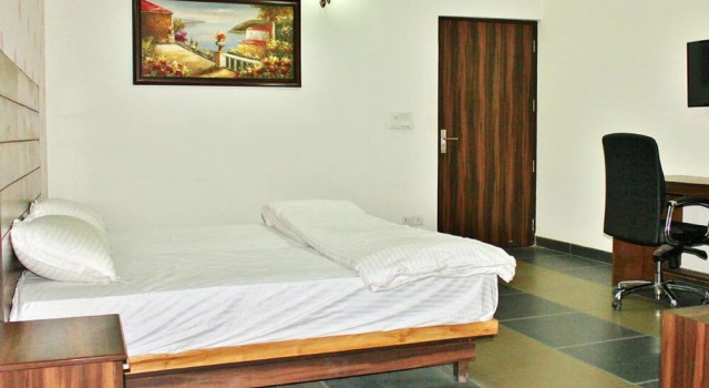 Adhunik Hotel Neemrana, Забронировать Отель Отели штата Раджастхана с парковкой, Парковка