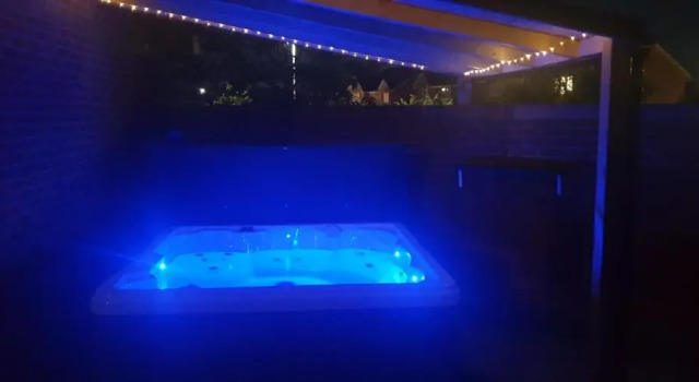 Romantic Break for 2 with Hot Tub, Rezervați Hotel Kirkcaldy Fife