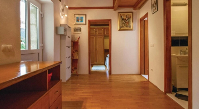 Nice Home in Kucice With Wifi and 4 Bedrooms, Rezerwuj Hotel Hotele w Split-Dalmatia County z parkingiem, Parking