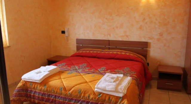 Yellow House, Varaa Hotelli San Sostene Calabria