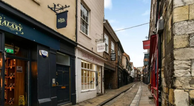 William Morris Suite at The Shambles - Yorks Historic street, Забронировать Отель Йорк Северный Йоркшир, рядом с Церковь Св. Олафа