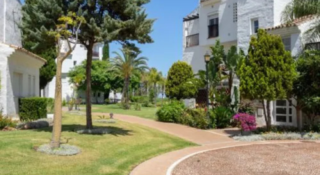 Las Adelfas 40389, Забронировать Отель Бизнес-отели Марбелья, рядом с Playa de Cortijo Blanco, 4* 5*