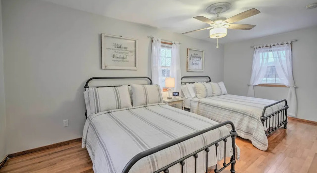 Hudson River Home w/ Fire Pit, Near Belmont Stakes, Rezerwuj Hotel Hotele w Corinth z parkingiem, Parking