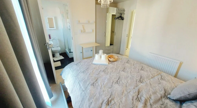 Room in Guest Room - Ensuite Double Room, Full Kitchen, in 3-bed Home, Varaa Matkakoti Telford Shropshire
